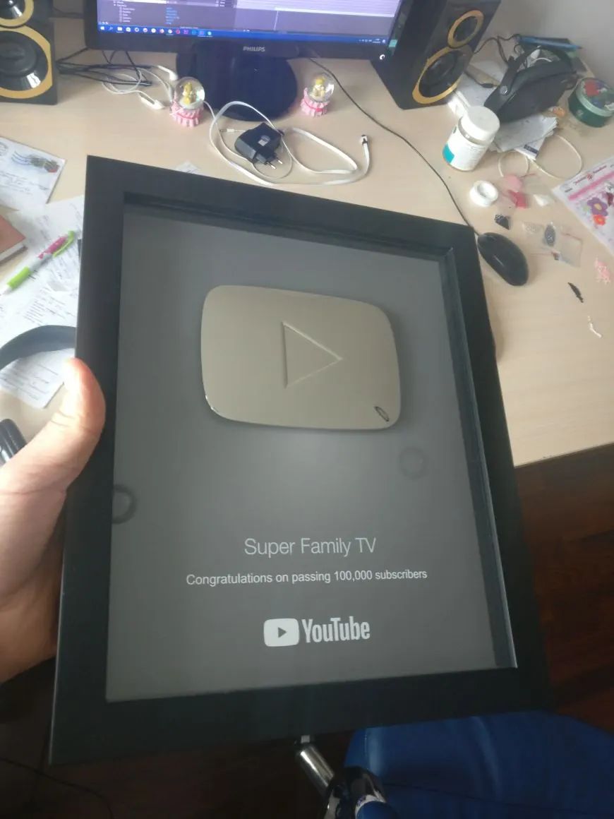 Silver Play Button von YouTube für Super Family TV – 100.000 Abonnenten.