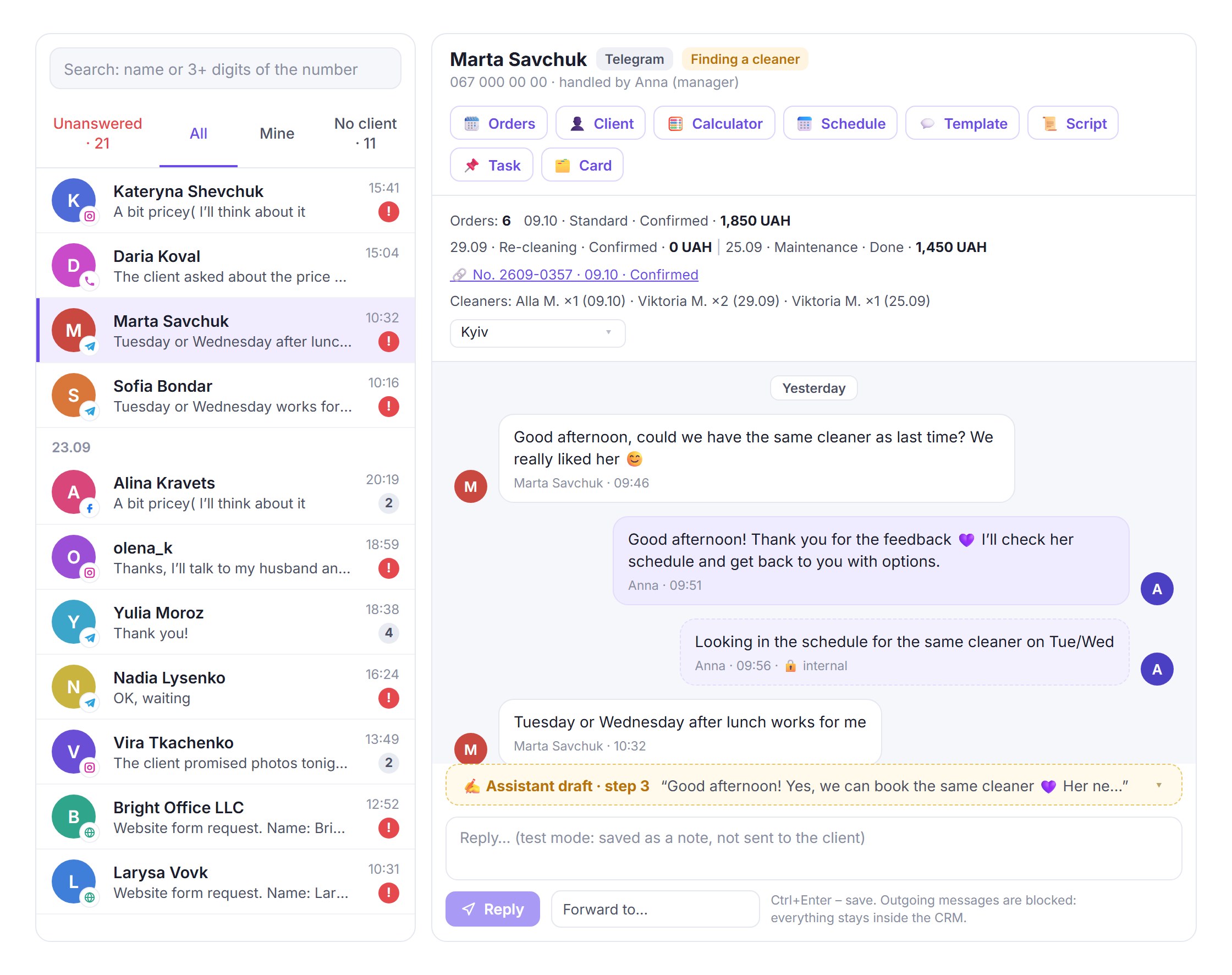 Messenger der CRM als englische Nachbildung: Dialogliste, Kundendaten, Chatverlauf und KI-Entwurf